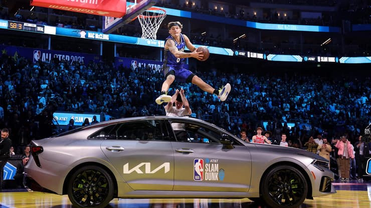 מקלאנג מנתר מעל רכב