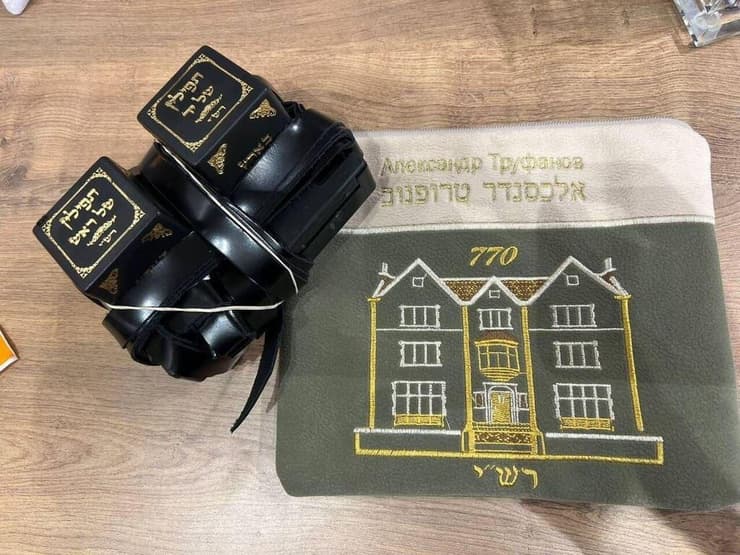 סשה טרופנוב מניח תפילין עם רבה הראשי של רוסיה הרב לאזאר