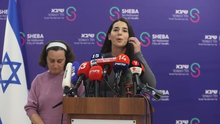 הצהרה לתקשורת של משפחות שורדי השבי שגיא דקל-חן וסשה טרופנוב בבית החולים שיבא