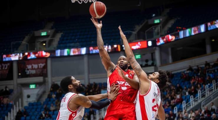 כריס ג'ונסון מתחת לטבעת (אורן בן חקון) כריס ג'ונסון מתחת לטבעת