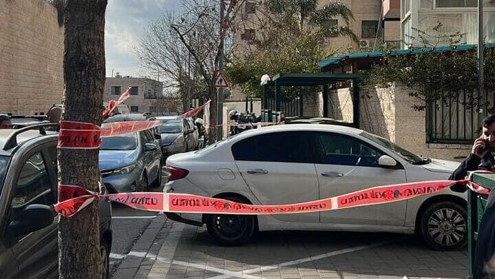 הרכב שאותר (צילום: דוברות המשטרה) נהג רכב דרס שוטר תנועה בכביש 1 ונמלט מהמקום