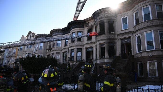 הדירה שנשרפה ליד מרכז חב"ד העולמי בברוקלין