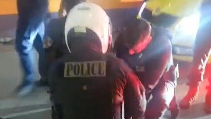 שוטרים תופסים את אחד המחבלים תפיסת המחבל באירוע דקירת הישראלים באתונה