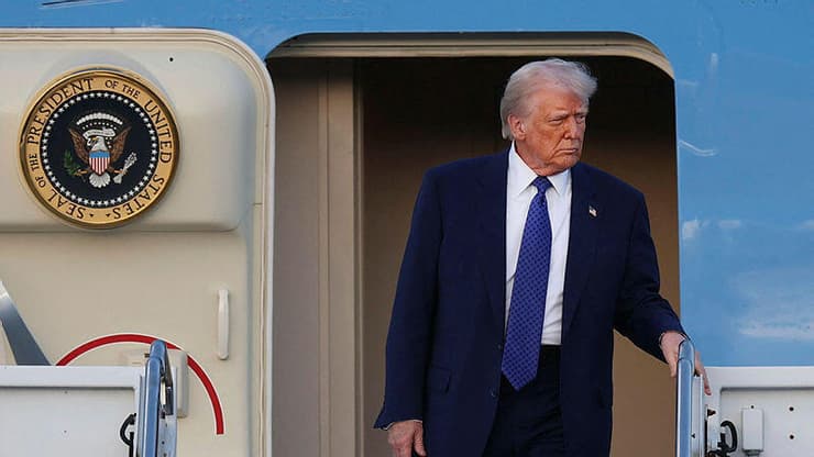 נשיא ארה"ב דונלד טראמפ יורד מהאייר פורס 1 (צילום: JOE RAEDLE / GETTY IMAGES NORTH AMERICA / AFP) נשיא ארה"ב דונלד טראמפ