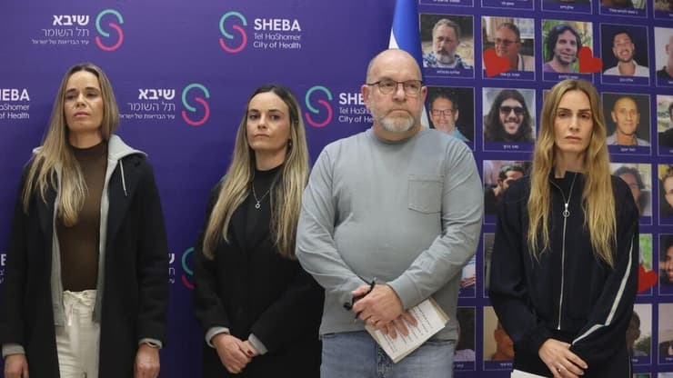 הצהרה לתקשורת של משפחות שורדי השבי שגיא דקל-חן וסשה טרופנוב בבית החולים שיבא