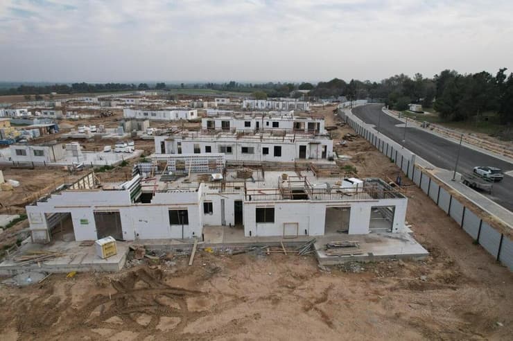 עבודות בנייה ושיקום בקיבוץ בארי (צילום: תמי בלומנטל) עבודות בנייה ושיקום פיזי בקיבוץ בארי