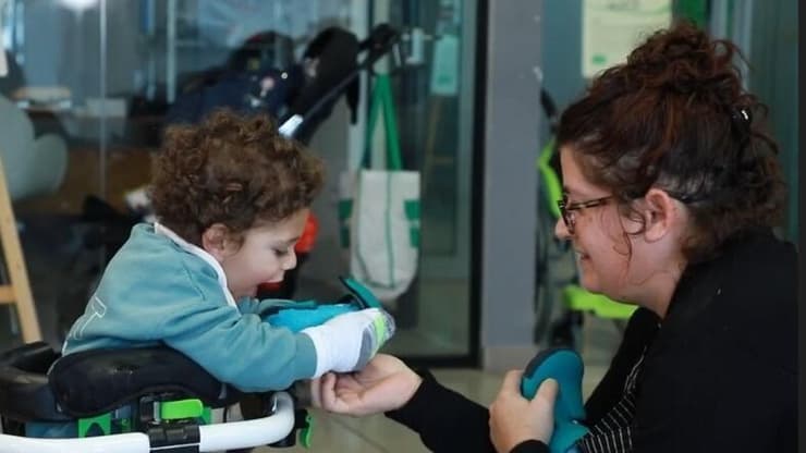 נועם מקבל את הנעליים המיוחדות שהוכנו עבורו. "החיוך שעלה על פניו היה יקר מפז" נועם מקבל את הנעליים המיוחדות שהוכנו עבורו