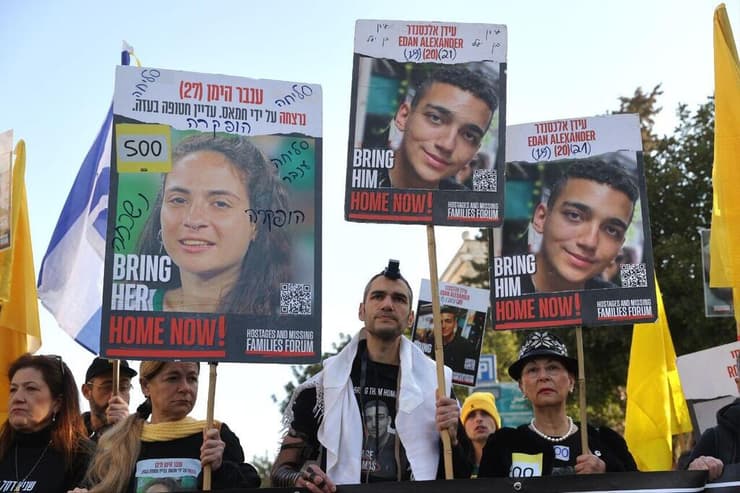  משפחות החטופים מכריזות על 500 דקות צום ברחבת הכנסת תוך הצגת מיצג מחאה