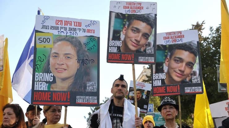  משפחות החטופים מכריזות על 500 דקות צום ברחבת הכנסת תוך הצגת מיצג מחאה