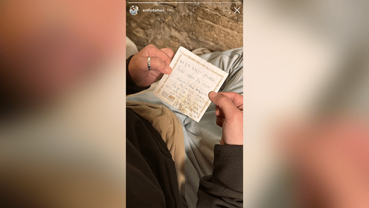 אמילי דמארי מתפללת בכותל 