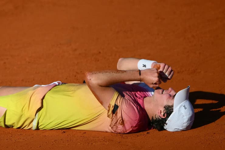 פונסקה מנסה לעכל את הניצחון בגמר (צילום: Luis ROBAYO / AFP) פונסקה