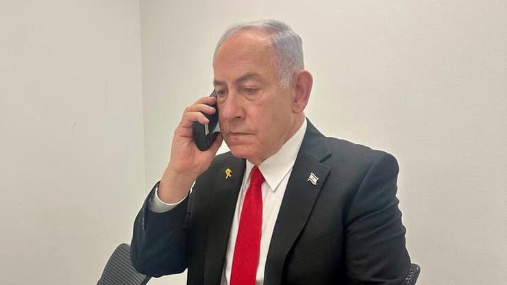 ראש הממשלה בנימין נתניהו יצא להפסקה במהלך עדותו כדי לקיים התייעצות ביטחונית דחופה