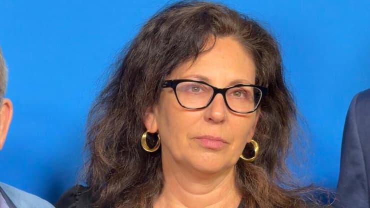 כיתוב: בהקרנת הבכורה של Holding Liat בפסטיבל ברלין