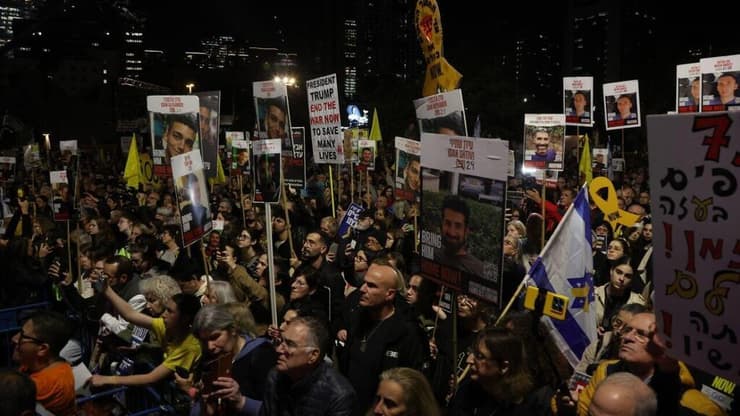 עצרת בכיכר החטופים לציון 500 יום למלחמה