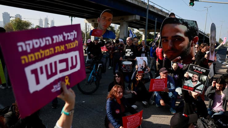 מיצג מחאה מול שגרירות ארה"ב - ציון 500 ימים של חטופים בשבי חמאס