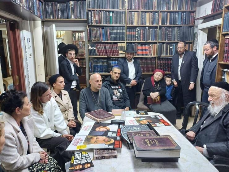 הרב פוברסקי עם בני משפחות חטופים, החודש המפגש בביתו של הרב בבני ברק