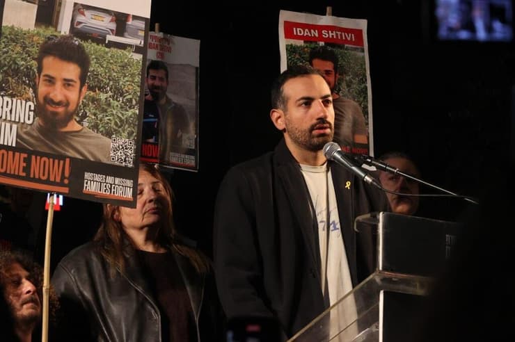 "אנחנו נמצאים בתוך שואת אוקטובר". עמרי, אחיו של עידן ז"ל (צילום: מוטי קמחי) עצרת בכיכר החטופים לציון 500 יום למלחמה