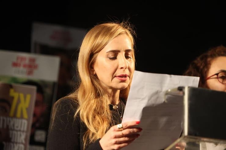 "שיפוטית כלפי עצמי". דניאל אלוני בכיכר החטופים בפברואר האחרון (צילום: מוטי קמחי) דניאל אלוני גיסתו של דוד קוניו בעצרת בכיכר החטופים לציון 500 יום למלחמה