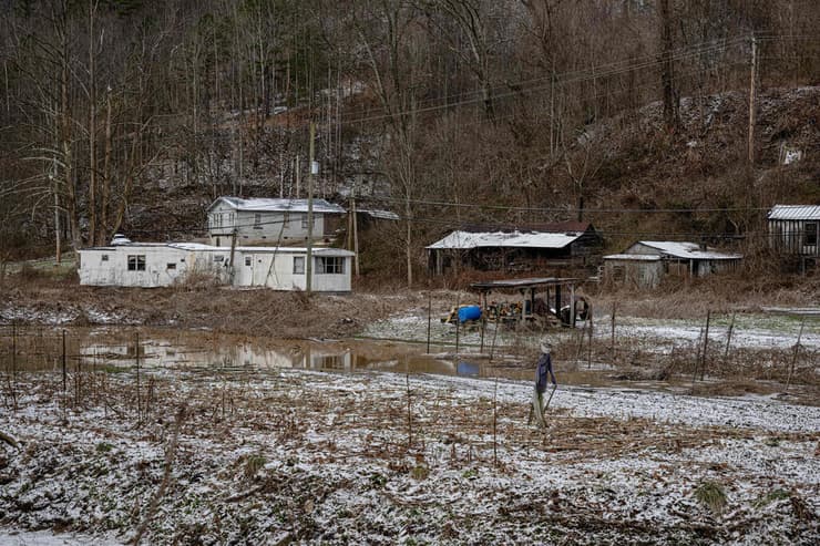 הנזק בקנטקי, שמתכוננת לסופת שלגים (צילום: Jon Cherry / GETTY IMAGES NORTH AMERICA / AFP) שיטפונות הצפות קנטקי ארה"ב