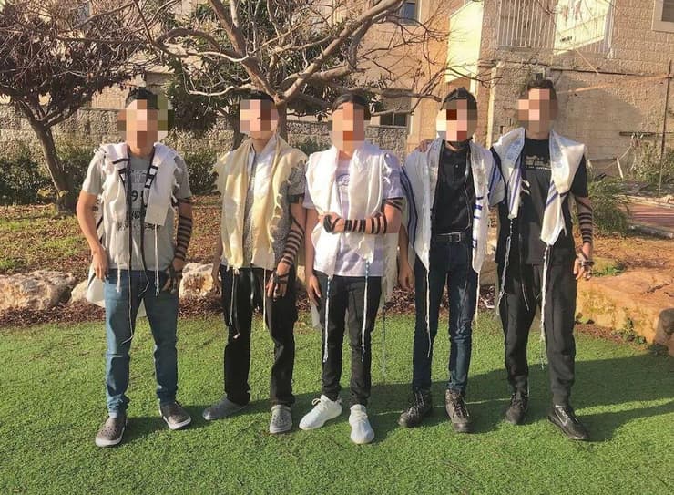 עם חבריהם בישיבת ההסדר היכל אליהו