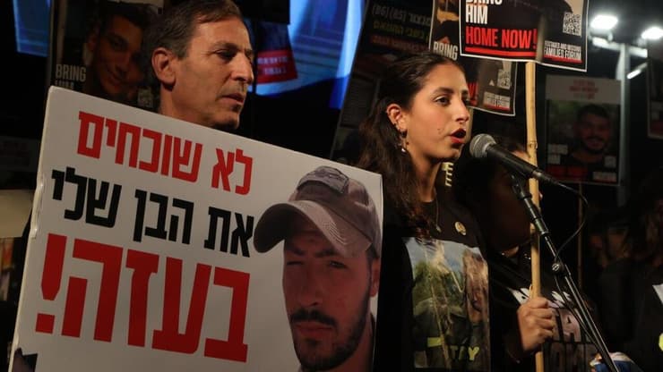 משפחתו של איתי חן בכיכר החטופים בעצרת לציון 500 יום למלחמה. "ההורים שלנו כל הזמן בזה" (צילום: מוטי קמחי) עצרת בכיכר החטופים לציון 500 יום למלחמה