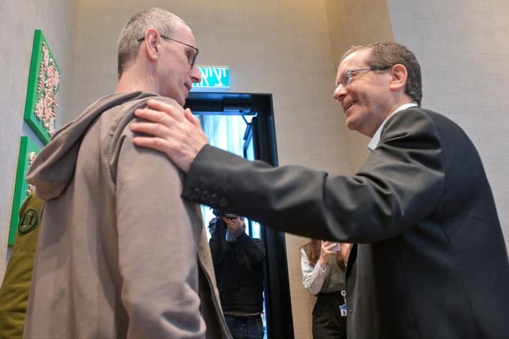 צילום: קובי גדעון/לע״מ פגישתם של נשיא המדינה יצחק הרצוג עם שורד השבי אוהד בן עמי ומשפחתו