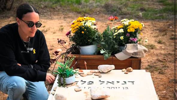 אמילי דמארי עולה לקבר של דניאל פלד ז"ל