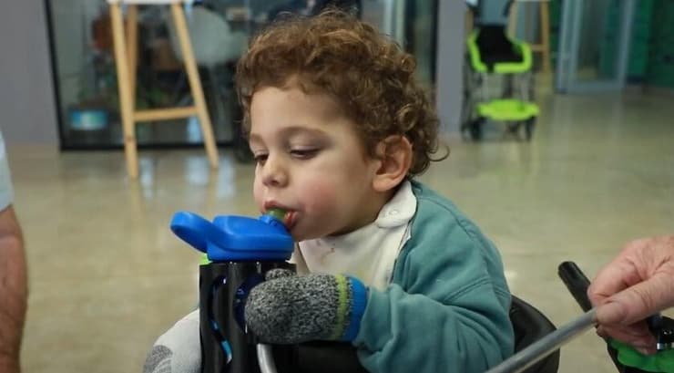 נועם שותה ממתקן הבקבוק שברמן פיתח עבורו נועם שותה ממתקן הבקבוק שאילן פיתח עבורו