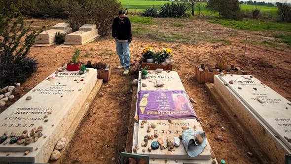 אמילי דמארי עולה לקבר של דניאל פלד ז"ל