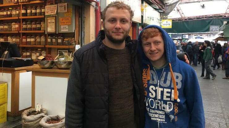 תובל חיים (משמאל) עם אחיו, יותם ז"ל. "כל שני וחמישי המנהלת הייתה קוראת לאימא ואבא לבית הספר שיבואו לקחת אותנו" (צילום: באדיבות המשפחה) תובל חיים (משמאל) עם אחיו, יותם ז"ל. "כל שני וחמישי המנהלת הייתה קוראת לאימא ואבא לבית הספר שיבואו לקחת אותנו"