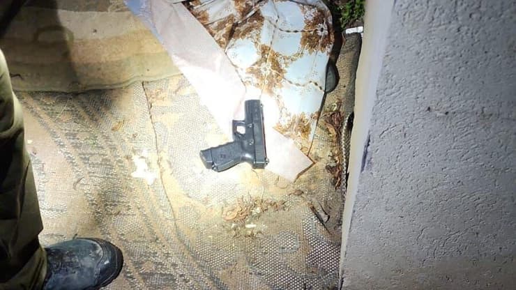 "נעצור את החיבור בין ארגוני הפשיעה לארגוני הטרור ביו"ש". אקדח שנתפס במהלך הפעילות (צילום: דובר צה"ל) אמצעי הלחימה שהוחרמו ביו"ש במהלך פעילות מבצעית של כוחות צה"ל, משטרה ושב"כ