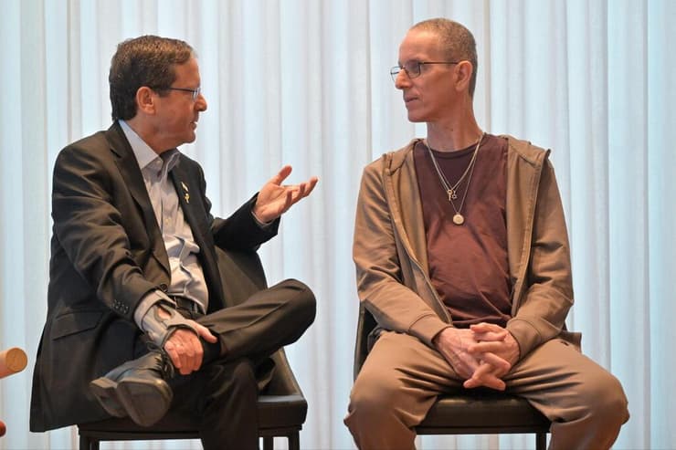 אוהד בן עמי לצד הרצוג (צילום: קובי גדעון/לע״מ) פגישתם של נשיא המדינה יצחק הרצוג עם שורד השבי אוהד בן עמי ומשפחתו