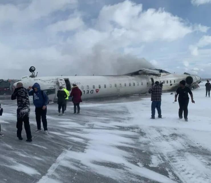 מטוס התרסק בנחיתה נמל תעופה טורונטו קנדה