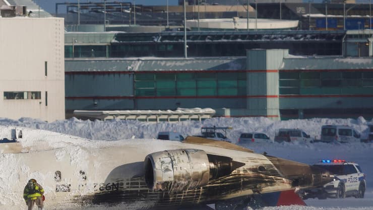 המטוס ההפוך על הקרקע (צילום: רויטרס/REUTERS/Cole Burston) מטוס התרסק בנחיתה נמל תעופה טורונטו קנדה
