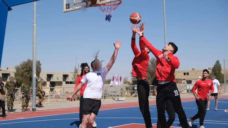 שחקני הפועל באר-שבע/דימונה במשחק עם הצוערים