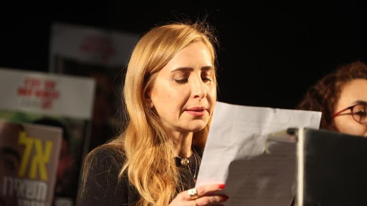 דניאל אלוני  גיסתו של דוד קוניו בעצרת בכיכר החטופים לציון 500 יום למלחמה