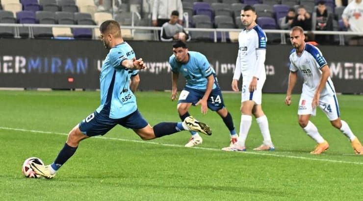 גיל יצחק בועט את הפנדל (ראובן שוורץ) גיל יצחק בועט את הפנדל