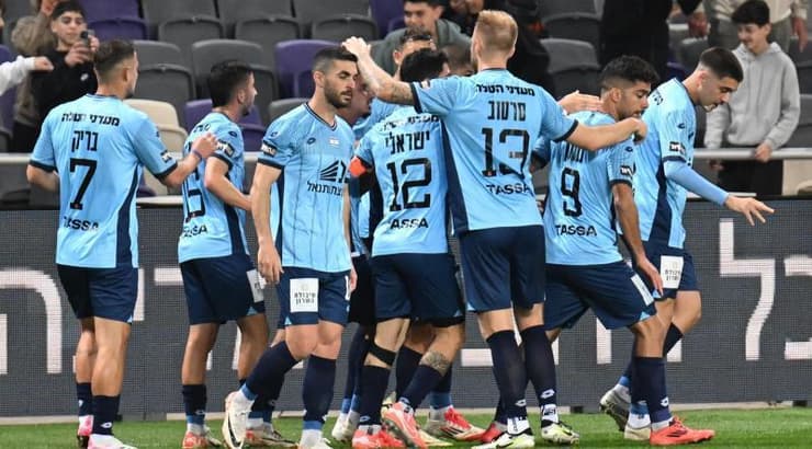 שחקני בני יהודה חוגגים את היתרון (ראובן שוורץ) שחקני בני יהודה חוגגים את היתרון