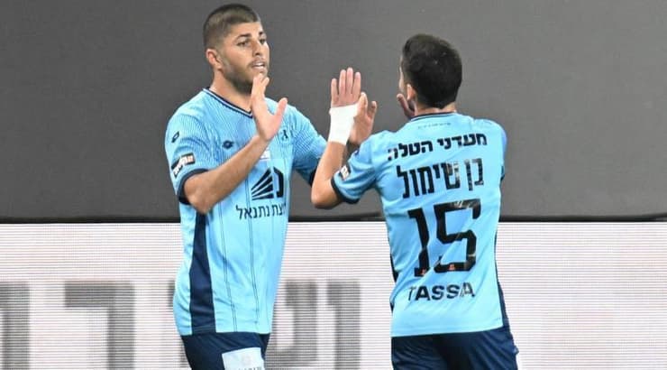 גיל יצחק חוגג את שער היתרון עם זיו בן שימול (ראובן שוורץ) גיל יצחק חוגג את שער היתרון עם זיו בן שימול