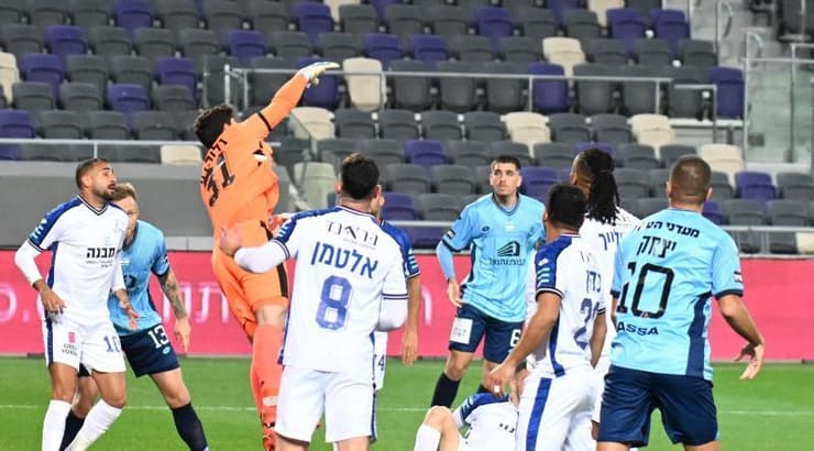 ליאור גליקליך הודף כדור (ראובן שוורץ) ליאור גליקליך הודף כדור