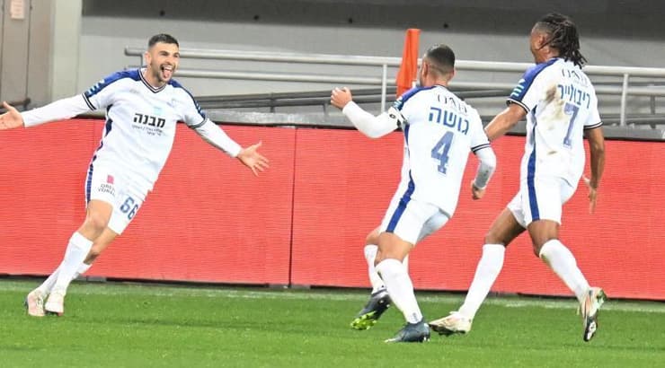 איתי רוטמן חוגג את השוויון עם חבריו (ראובן שוורץ) איתי רוטמן חוגג את השוויון עם חבריו