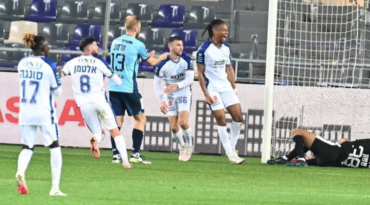 שחקני הפועל פתח תקווה מאושרים מהשוויון (ראובן שוורץ) שחקני הפועל פתח תקווה מאושרים מהשוויון