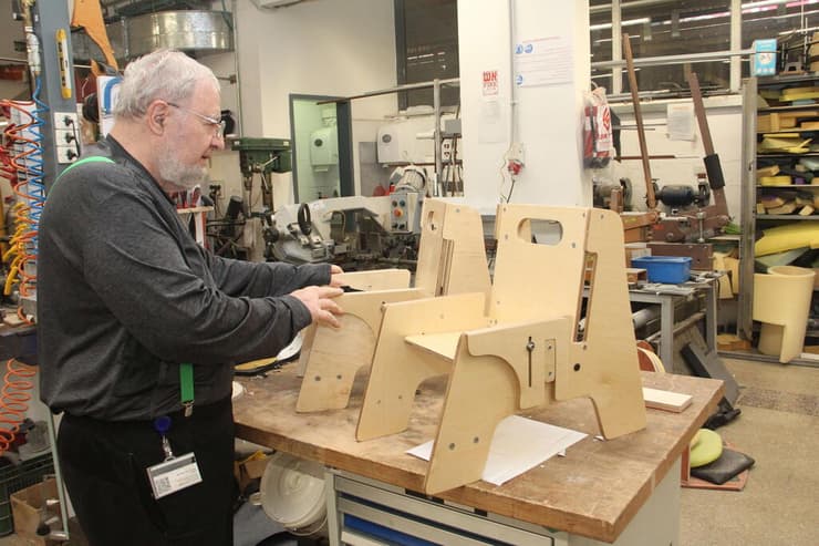 ברמן והכיסאות המתכווננים שפיתח עבור הילדים. "עברנו שש גרסאות עד שהגענו לתוצאה הסופית" אילן ברמן במעבדה בבית חולים "אלי"ן