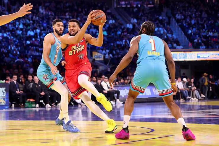 קארל אנתוני טאונס מנסה לפלס את דרכו לסל