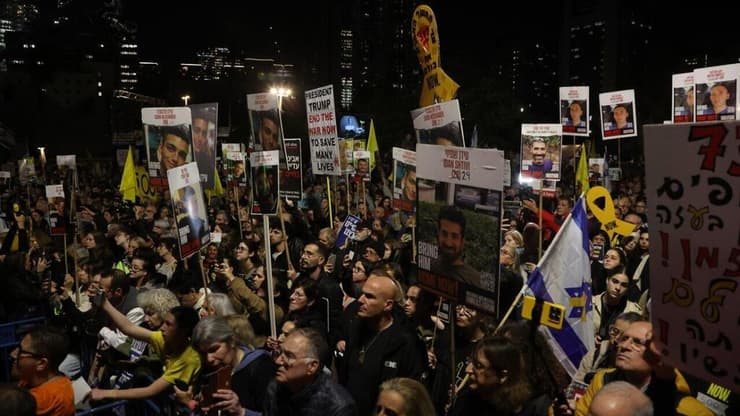 עצרת בכיכר החטופים לציון 500 יום למלחמה