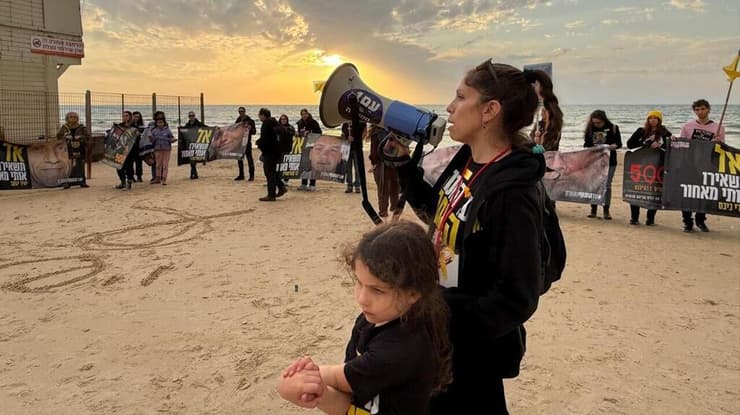 מיצג 500 ימים למלחמה בחוף דדו בחיפה