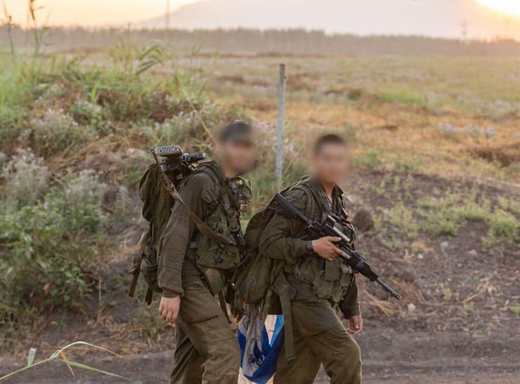 התאומים במדים