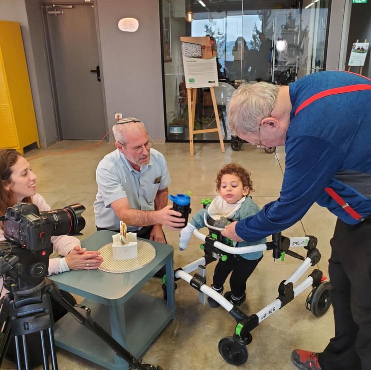 ברמן (מימין) עם נועם ומשפחתו. "עבור ילד שלא מדבר ולא יכול לבקש לשתות כשהוא צמא - זה שינוי עצום" אילן ברמן עם נועם בבית חולים "אלי"ן