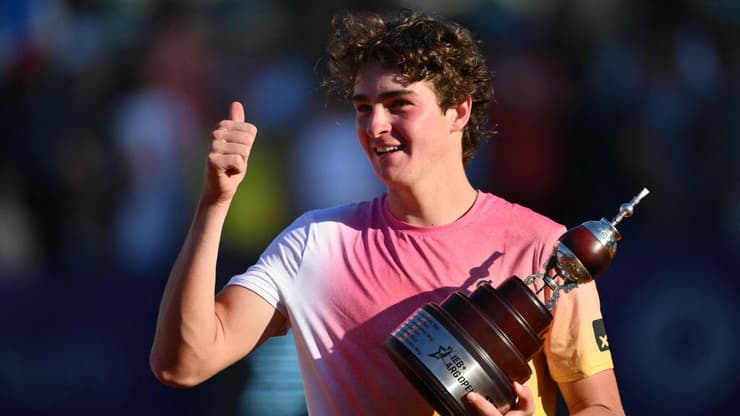 פונסקה והגביע בבואנוס איירס (צילום: Luis ROBAYO / AFP) פונסקה