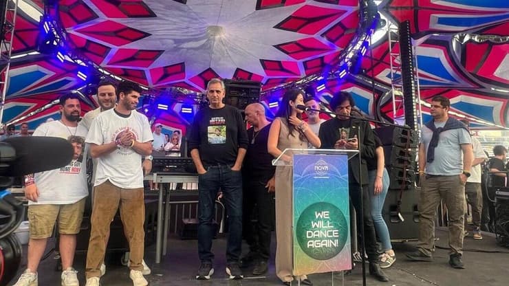 ארגמני לצד משפחות חטופים במיאמי. "יודעת איך זה מרגיש להישאר מאחור" (צילום: איילת ריימונד, כושר ברבי) נעילת מיצג נובה 06:29 במיאמי